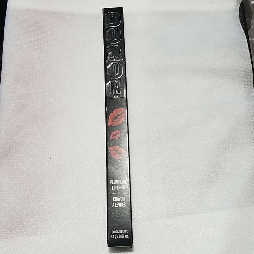Buxom plump and define lipliner